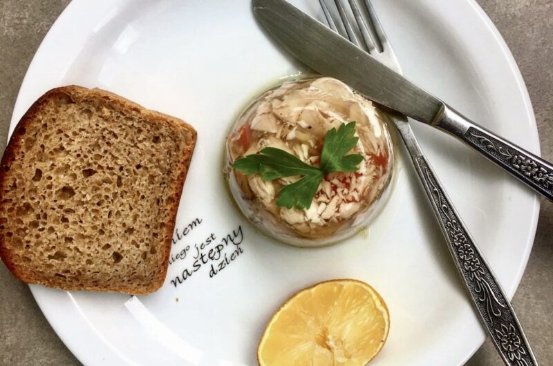 Galaretka przygotowana z wolno i długo gotowanych z warzywami kurzych łapek.