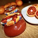 Galaretka z pomarańczy przygotowana ze świeżo wyciśniętego soku z czerwonych pomarańczy, następnie gotowanego z dodatkiem soku z cytryny i cukru żelującego. Na koniec całość przelana do słoiczków i pasteryzowana.