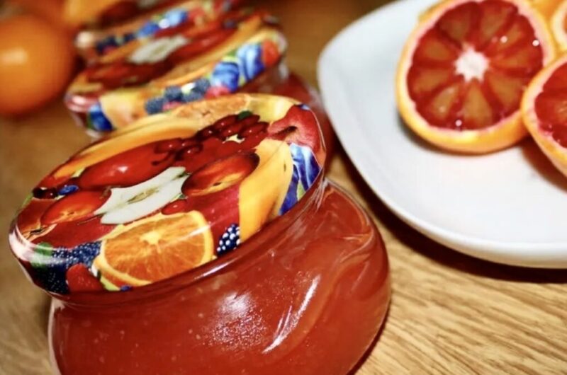 Galaretka z pomarańczy przygotowana ze świeżo wyciśniętego soku z czerwonych pomarańczy, następnie gotowanego z dodatkiem soku z cytryny i cukru żelującego. Na koniec całość przelana do słoiczków i pasteryzowana.