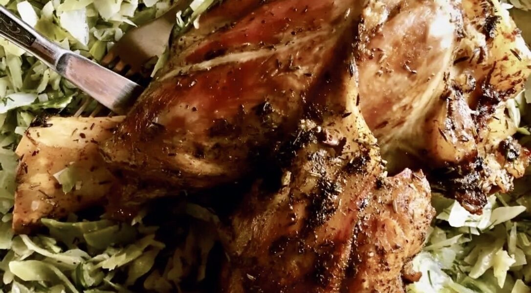 Soczysta gicz cielęca przyprawiona ziołami prowansalskimi, a następnie wolno pieczona.