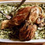 Soczysta gicz cielęca przyprawiona ziołami prowansalskimi, a następnie wolno pieczona.