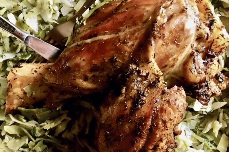 Soczysta gicz cielęca przyprawiona ziołami prowansalskimi, a następnie wolno pieczona.