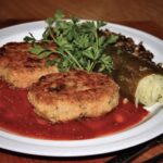 Gołąbki bez zawijania, czyli gołąbki z grzybami i kaszą wypełnione są mielonym mięsem z dodatkiem startej marchewki, pietruszki, cebuli i blanszowanej kapusty włoskiej, a następnie formowane w kotlety i smażone.