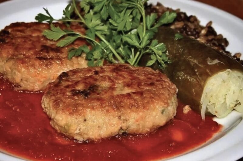 Gołąbki bez zawijania, czyli gołąbki z grzybami i kaszą wypełnione są mielonym mięsem z dodatkiem startej marchewki, pietruszki, cebuli i blanszowanej kapusty włoskiej, a następnie formowane w kotlety i smażone.