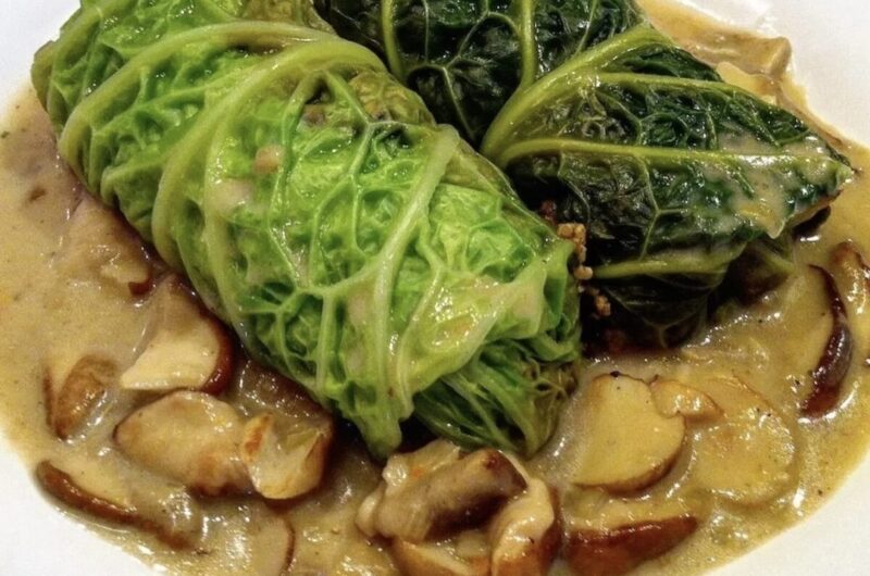 Gołąbki wegetariańskie to liście kapusty włoskiej wypełnione farszem ze świeżych i mielonych grzybów z dodatkiem kaszy jaglanej, zawinięte, duszone i podane w sosie grzybowym.