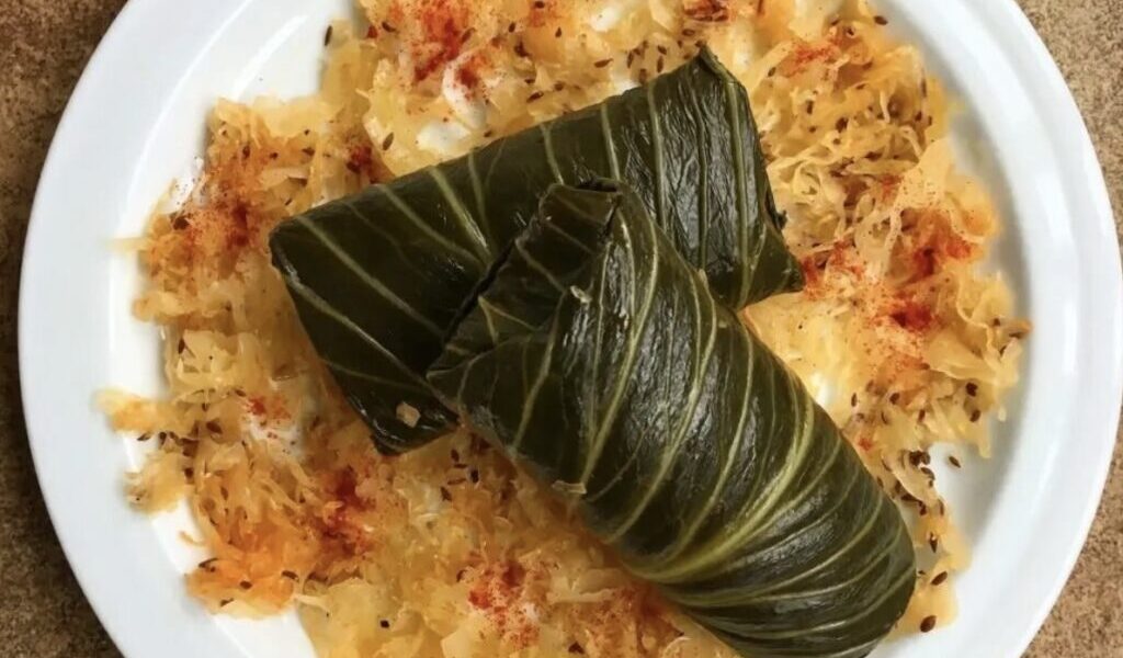 Gołąbki z młodej kapusty, czyli liście młodej kapusty wypełnione farszem z wieprzowiny, kiełbasy paprykowanej i kaszy pęczak, a następnie zawinięte i duszone na kapuście kiszonej.