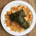 Gołąbki z młodej kapusty, czyli liście młodej kapusty wypełnione farszem z wieprzowiny, kiełbasy paprykowanej i kaszy pęczak, a następnie zawinięte i duszone na kapuście kiszonej.