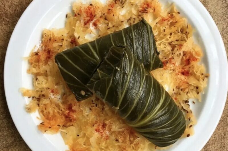 Gołąbki z młodej kapusty, czyli liście młodej kapusty wypełnione farszem z wieprzowiny, kiełbasy paprykowanej i kaszy pęczak, a następnie zawinięte i duszone na kapuście kiszonej.