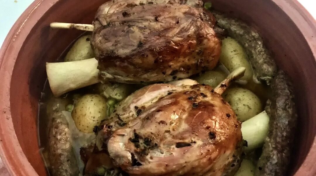 Golonka przednia bez skóry przyprawiona i pieczona z ziemniakami i groszkiem.