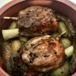 Golonka przednia bez skóry przyprawiona i pieczona z ziemniakami i groszkiem.