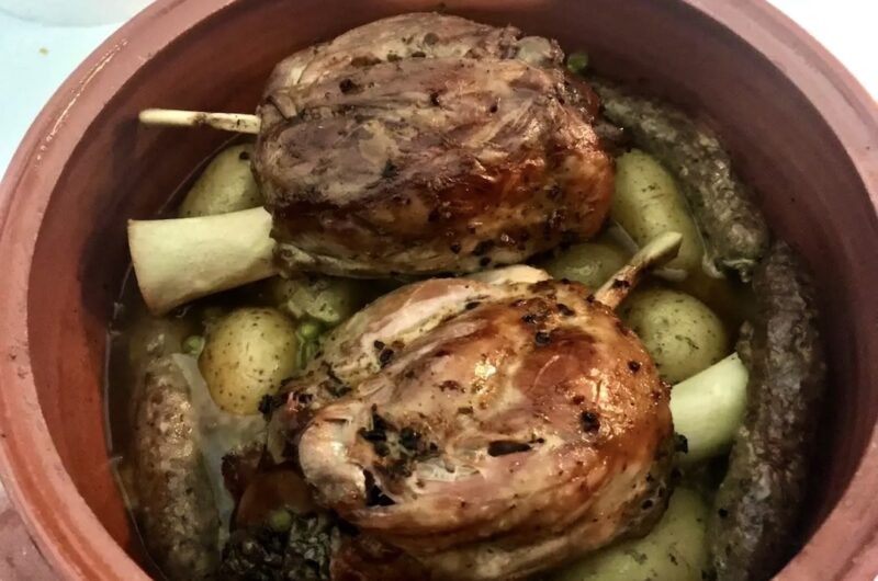 Golonka przednia bez skóry przyprawiona i pieczona z ziemniakami i groszkiem.