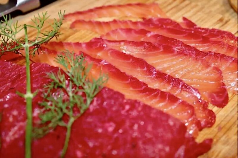Gravlax z burakiem to płat świeżego łososia marynowany w soli z dodatkiem startego chrzanu, surowego startego buraka oraz świeżego koperku.