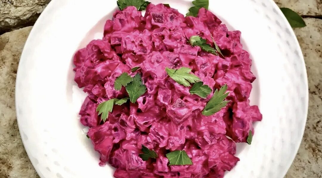 Grecka sałatka z drobno krojonymi ugotowanymi burakami podana z jogurtem greckim, oliwą i octem winnym.