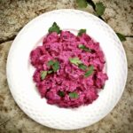 Grecka sałatka z drobno krojonymi ugotowanymi burakami podana z jogurtem greckim, oliwą i octem winnym.