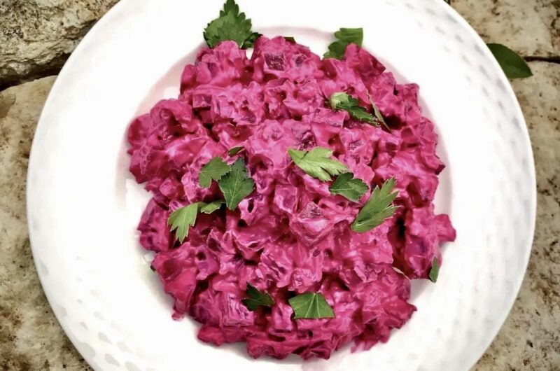 Grecka sałatka z drobno krojonymi ugotowanymi burakami podana z jogurtem greckim, oliwą i octem winnym.