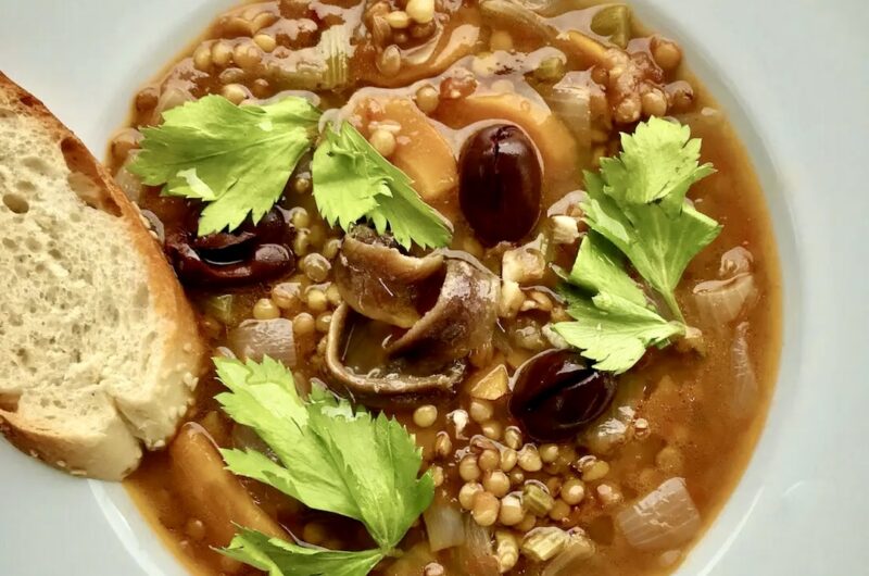 Zupa soczewicowa z Grecji przyrządzona na bulionie domowym z drobno krojonymi warzywami i soczewicą oraz startymi pomidorami.