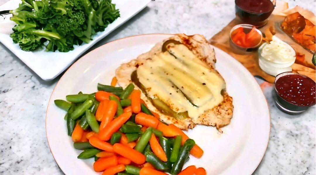 Rozbite na kotlety piersi z kurczaka krótko grillowane, a następnie zapiekane z ogórkiem kiszonym i serem raclette.