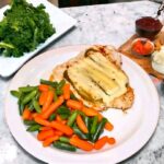 Rozbite na kotlety piersi z kurczaka krótko grillowane, a następnie zapiekane z ogórkiem kiszonym i serem raclette.