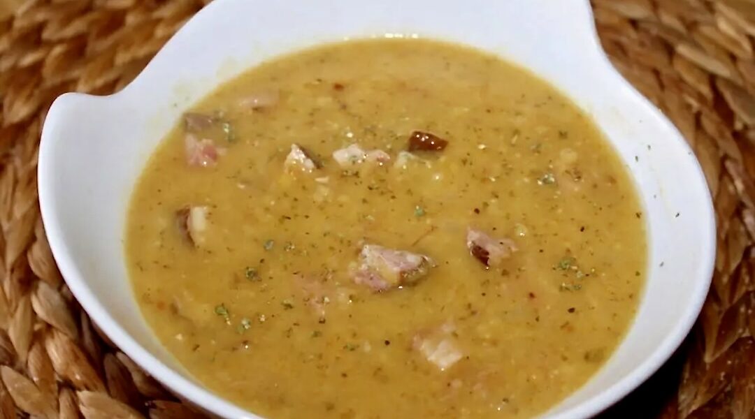 Grochówka to zupa przygotowana na żeberku wędzonym gotowanym razem z warzywami i przyprawami oraz z dodatkiem grochu i suszonego majeranku.