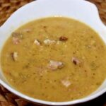 Grochówka to zupa przygotowana na żeberku wędzonym gotowanym razem z warzywami i przyprawami oraz z dodatkiem grochu i suszonego majeranku.