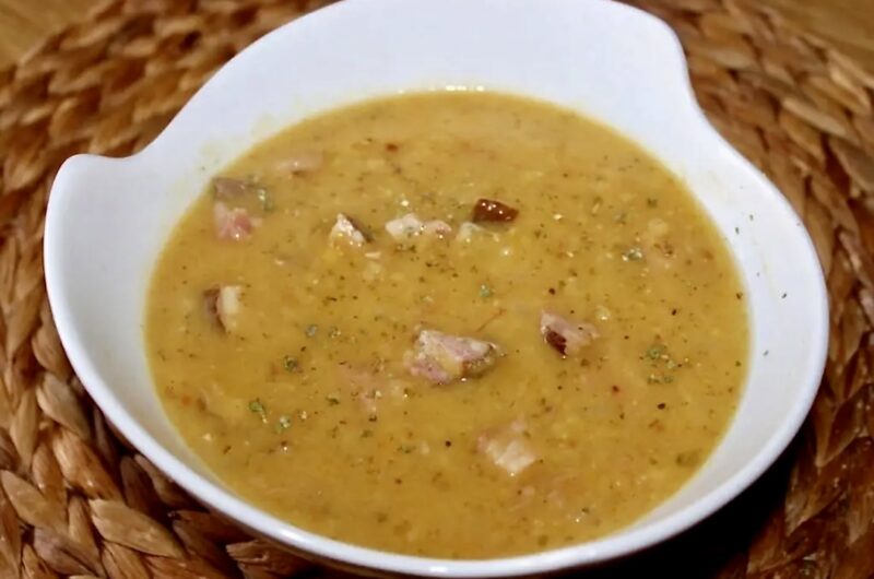 Grochówka to zupa przygotowana na żeberku wędzonym gotowanym razem z warzywami i przyprawami oraz z dodatkiem grochu i suszonego majeranku.