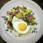 Grostl to tyrolska sycąca potrawa składająca się z ziemniaków smażonych z wędzonym boczkiem i cebulą doprawiona majerankiem i podana z jajkiem sadzonym.