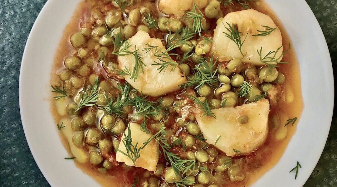 Groszek z ziemniakami najpierw krótko smażony, a następnie duszony razem ze startymi pomidorami z oliwą.