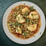 Groszek z ziemniakami najpierw krótko smażony, a następnie duszony razem ze startymi pomidorami z oliwą.