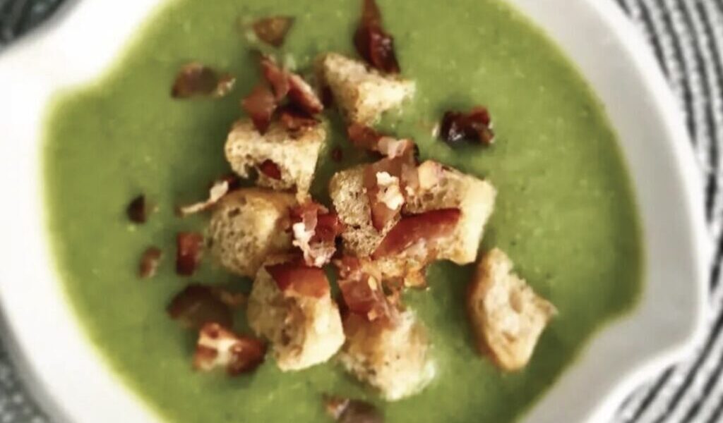 Grzanki do zupy przygotowane z krojonych w kostkę bułek razowych smażonych na maśle z dodatkiem wędzonego boczku.