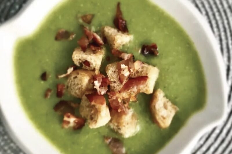 Grzanki do zupy przygotowane z krojonych w kostkę bułek razowych smażonych na maśle z dodatkiem wędzonego boczku.