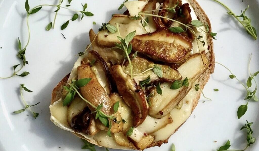 Grzanki zapiekane z grzybami to kromki dobrego pieczywa obłożone pysznym serem pleśniowym oraz świeżymi grzybami smażonymi z tymiankiem, a następnie zapiekane celem uzyskania odpowiedniej chrupkości pieczywa.