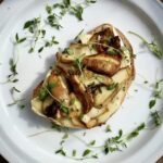 Grzanki zapiekane z grzybami to kromki dobrego pieczywa obłożone pysznym serem pleśniowym oraz świeżymi grzybami smażonymi z tymiankiem, a następnie zapiekane celem uzyskania odpowiedniej chrupkości pieczywa.