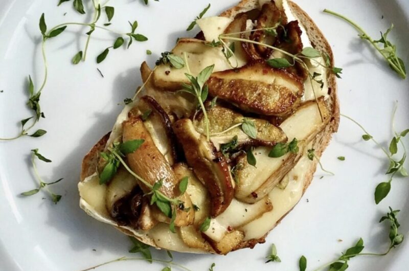 Grzanki zapiekane z grzybami to kromki dobrego pieczywa obłożone pysznym serem pleśniowym oraz świeżymi grzybami smażonymi z tymiankiem, a następnie zapiekane celem uzyskania odpowiedniej chrupkości pieczywa.