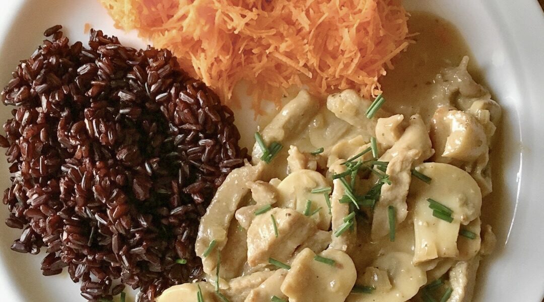 Gulasz cielęcy po szwajcarsku czyli cienkie paski cielęciny smażone, a następnie duszone z pieczarkami w sosie z białego wina i śmietany.