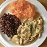 Gulasz cielęcy po szwajcarsku czyli cienkie paski cielęciny smażone, a następnie duszone z pieczarkami w sosie z białego wina i śmietany.