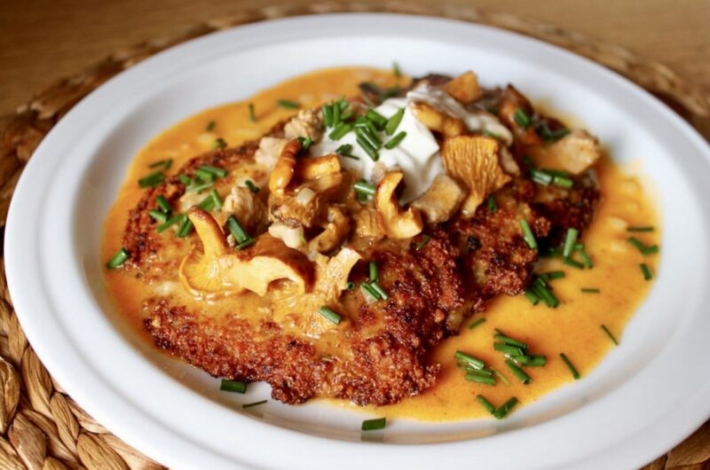 Gulasz cielęcy z łopatki cielęcej duszonej z kurkami grzybami leśnymi, podany w sosie paprykowym doprawionym kwaśną śmietaną.