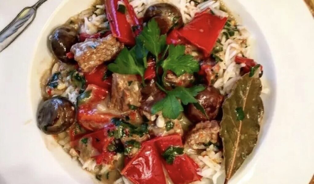 Gulasz cielęcy przygotowany z mięsa pokrojonego w kostkę duszony z wieloma warzywami.