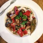 Gulasz cielęcy przygotowany z mięsa pokrojonego w kostkę duszony z wieloma warzywami.