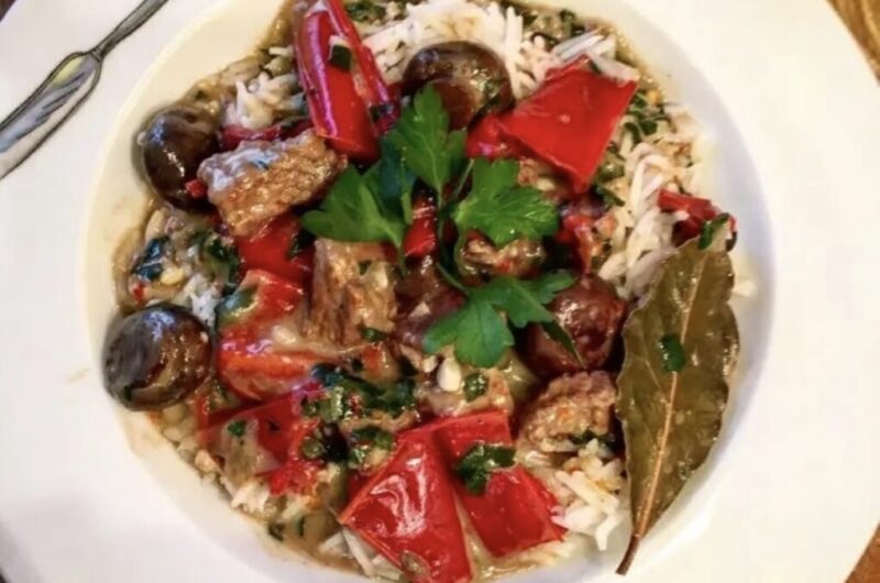 Gulasz cielęcy przygotowany z mięsa pokrojonego w kostkę duszony z wieloma warzywami.