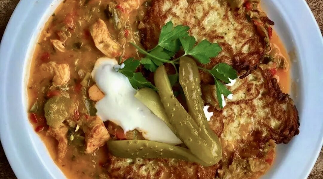 Gulasz cygański przyrządzony z piersi kurczaka duszonych w sosie paprykowym wzbogacony pod koniec miksowanymi warzywami i kwaśną śmietaną.