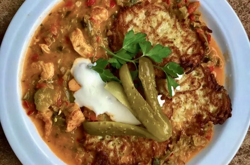 Gulasz cygański przyrządzony z piersi kurczaka duszonych w sosie paprykowym wzbogacony pod koniec miksowanymi warzywami i kwaśną śmietaną.