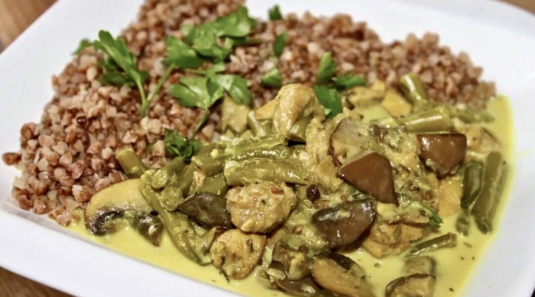 Gulasz drobiowy przygotowany jest z mięsa kurczaka pokrojonego na małe kawałki, oryginalnie przyprawionego, a następnie duszonego z pieczarkami i fasolką szparagową.