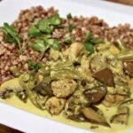 Gulasz drobiowy przygotowany jest z mięsa kurczaka pokrojonego na małe kawałki, oryginalnie przyprawionego, a następnie duszonego z pieczarkami i fasolką szparagową.