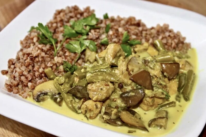 Gulasz drobiowy przygotowany jest z mięsa kurczaka pokrojonego na małe kawałki, oryginalnie przyprawionego, a następnie duszonego z pieczarkami i fasolką szparagową.