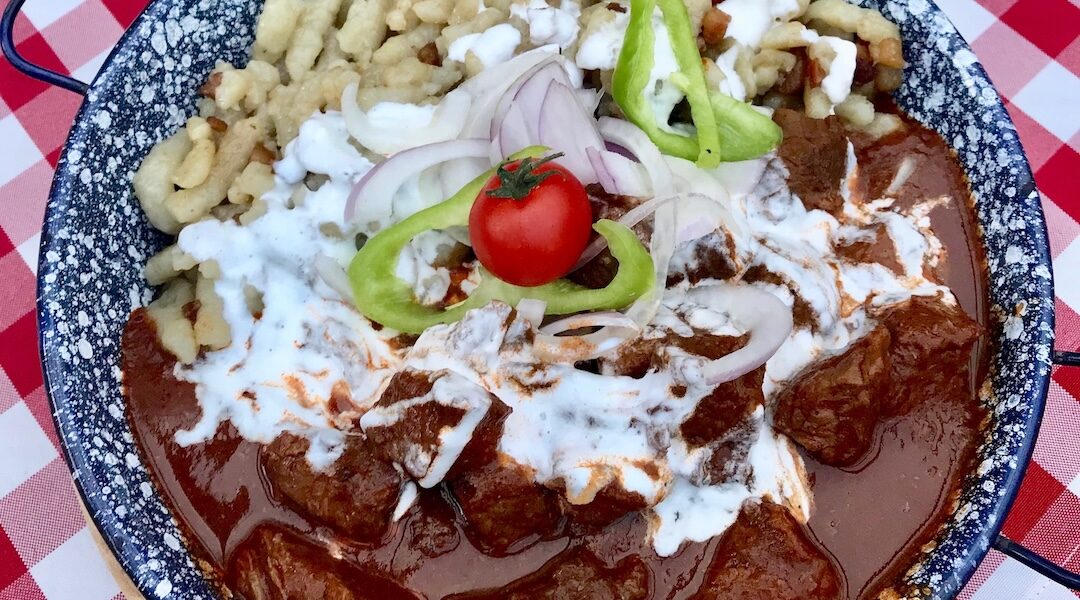 Gulasz po węgiersku przygotowujemy z kawałków wołowiny duszonej na wolnym ogniu z dodatkiem cebuli, pomidora, a także sporej ilości mielonej papryki. Całość można podlać czerwonym winem.