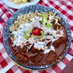 Gulasz po węgiersku przygotowujemy z kawałków wołowiny duszonej na wolnym ogniu z dodatkiem cebuli, pomidora, a także sporej ilości mielonej papryki. Całość można podlać czerwonym winem.