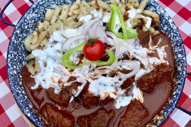 Gulasz po węgiersku przygotowujemy z kawałków wołowiny duszonej na wolnym ogniu z dodatkiem cebuli, pomidora, a także sporej ilości mielonej papryki. Całość można podlać czerwonym winem.