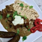 Gulasz przygotowany z kawałki wieprzowiny smażonych, a następnie duszonych w sosie grzybowym na koniec doprawiony kwaśną śmietaną.