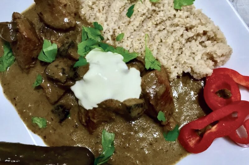 Gulasz przygotowany z kawałki wieprzowiny smażonych, a następnie duszonych w sosie grzybowym na koniec doprawiony kwaśną śmietaną.