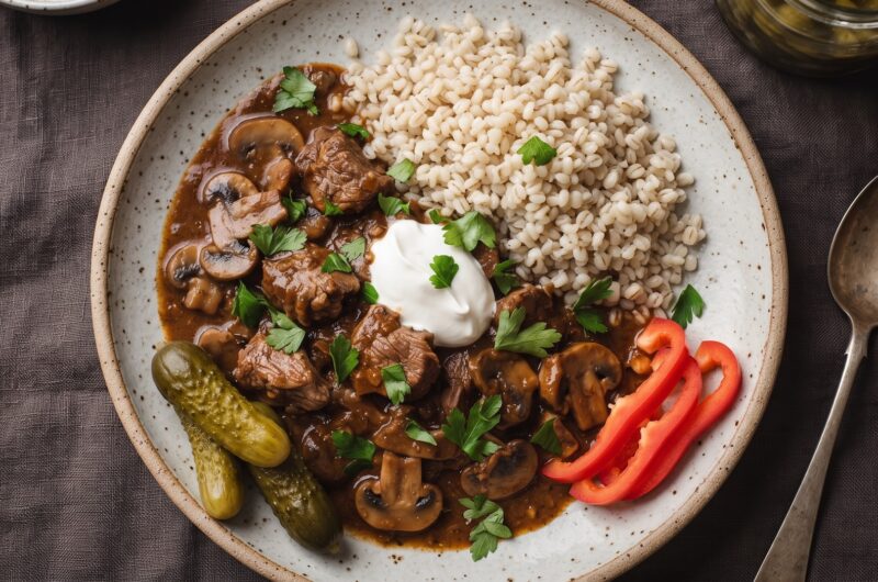 Gulasz przygotowany z kawałki wieprzowiny smażonych, a następnie duszonych w sosie grzybowym na koniec doprawiony kwaśną śmietaną.